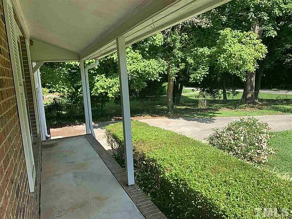 3rd image of 800 Oakdale Dr