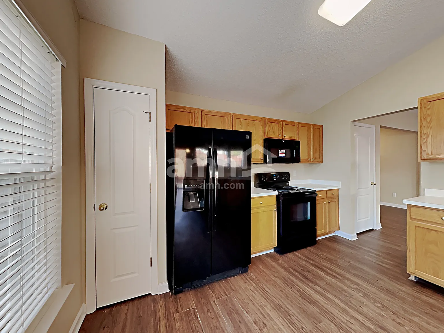 3 bed, 2.0 bath, 1817 sqft, $2,325 — Photo 3