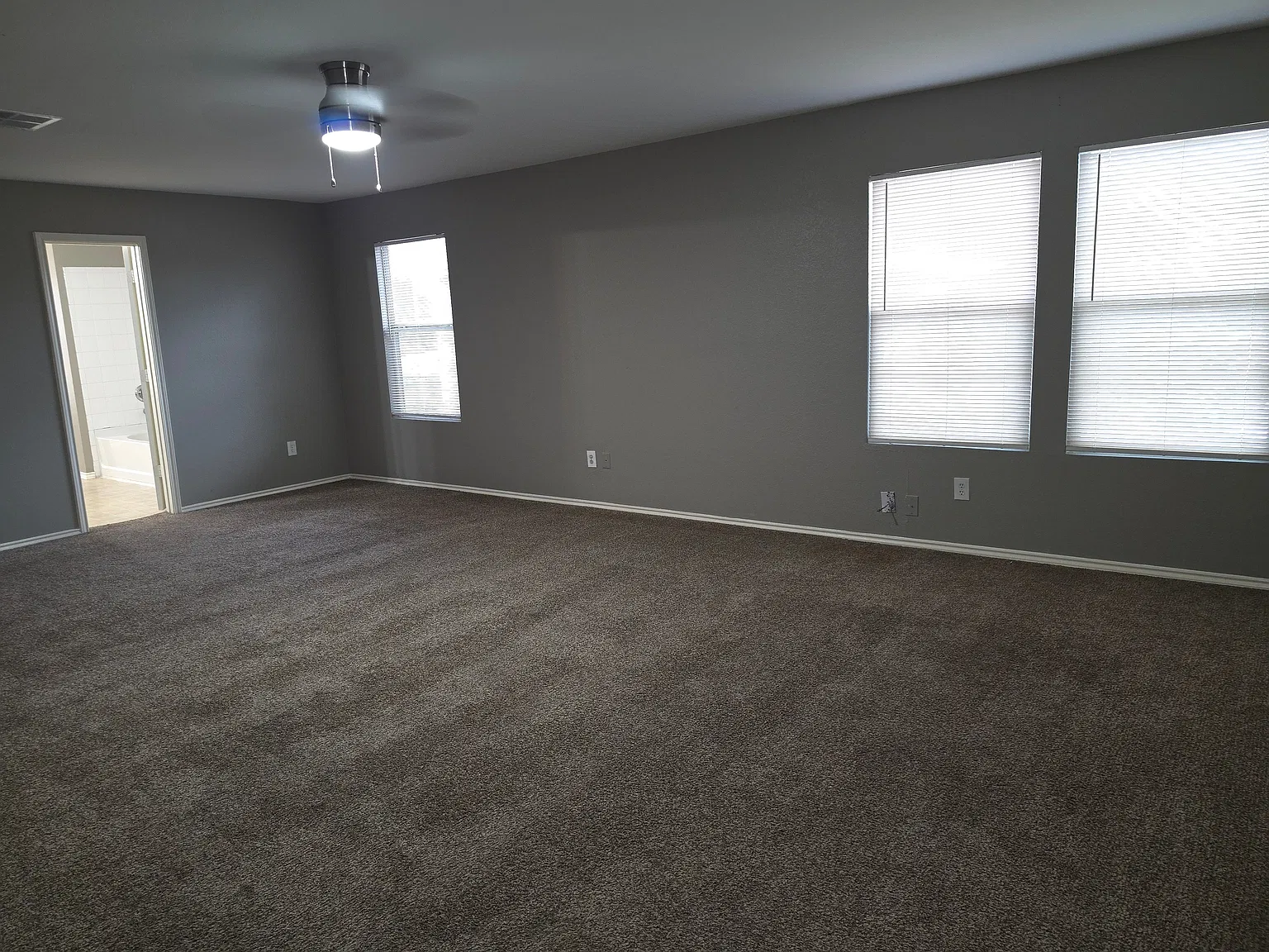 4 bed, 2.5 bath, 3372 sqft, $2,450 — Photo 4