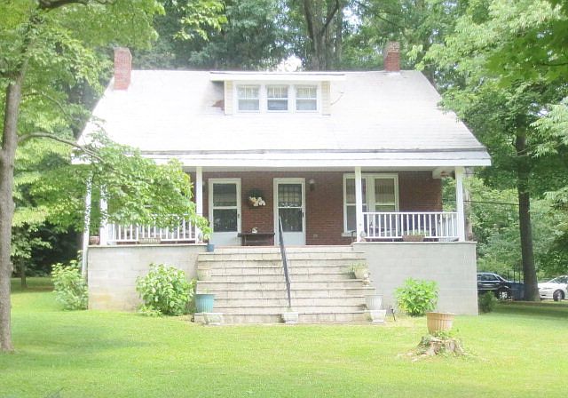 1st image of 902 N Race St