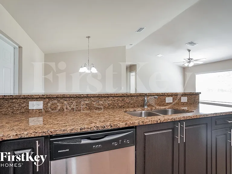 625 SW 13th Ter — Photo 6