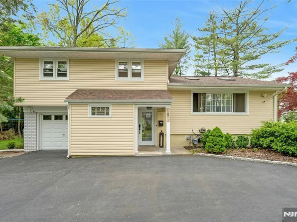11 Meadow St, Demarest, NJ 07627
