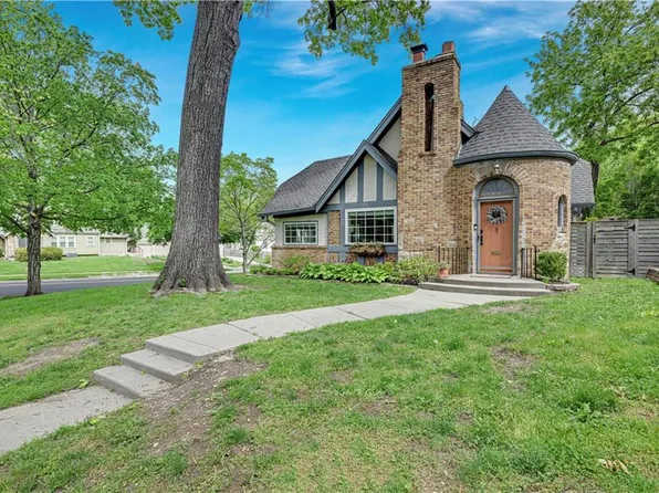 300 E Dartmouth Rd, Kansas City, MO 64113