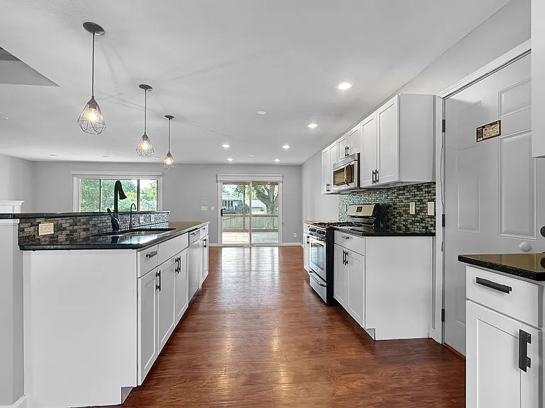 2814 Woodridge Ln — Photo 3