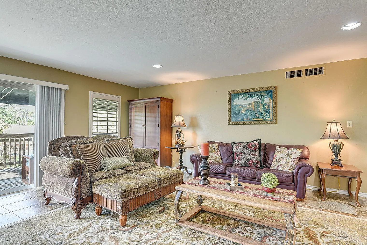 3 bed, 2.0 bath, 4090 sqft, $4,419 — Photo 3