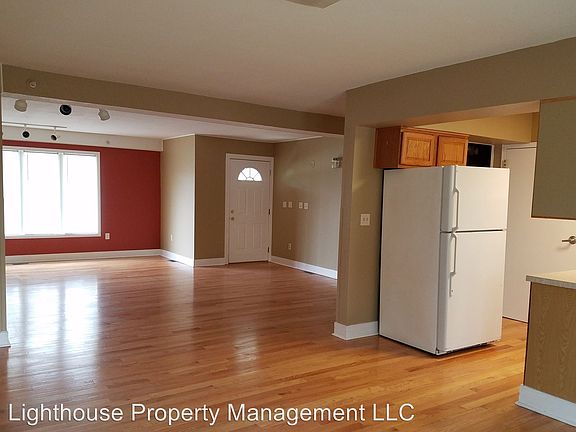 3rd image of 3394 Devon Dr NE