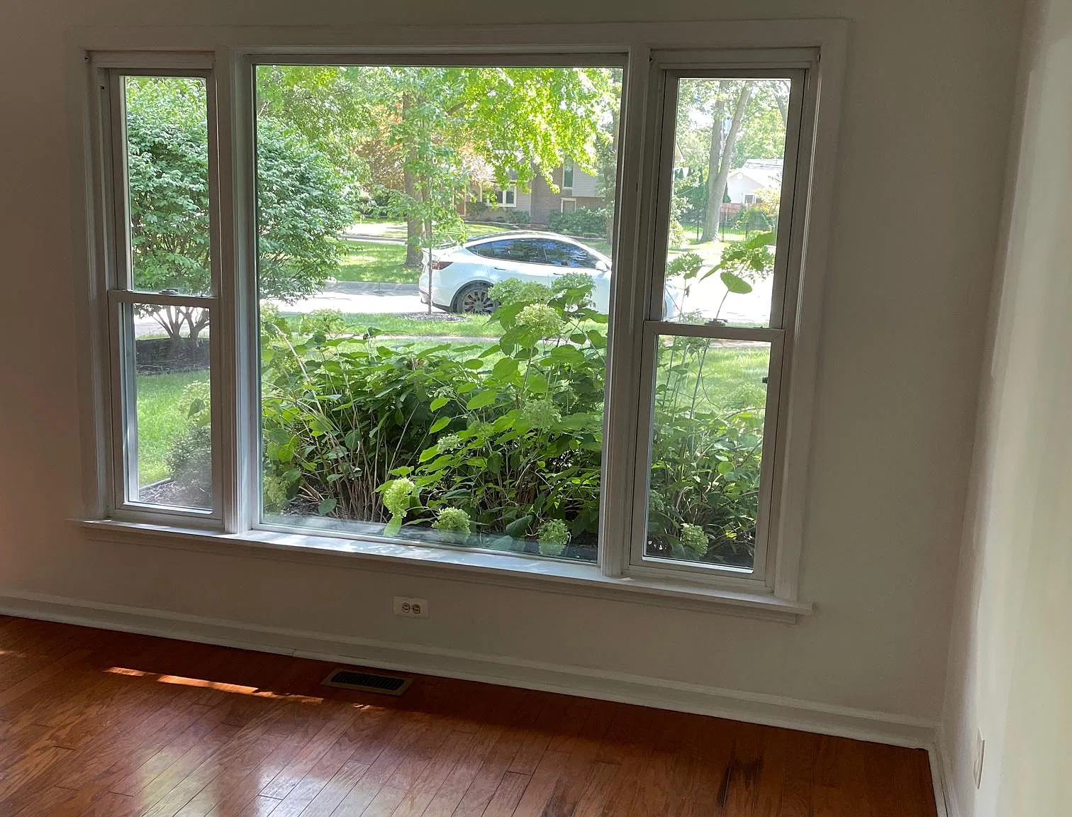 3 bed, 1000 sqft, $2,300 — Photo 2