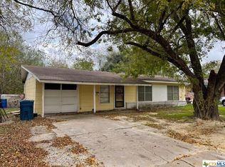 216 Crockett St, Port Lavaca, TX 77979