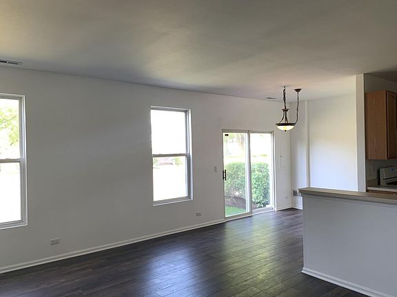 5th image of 621 Blackstone Ct #621