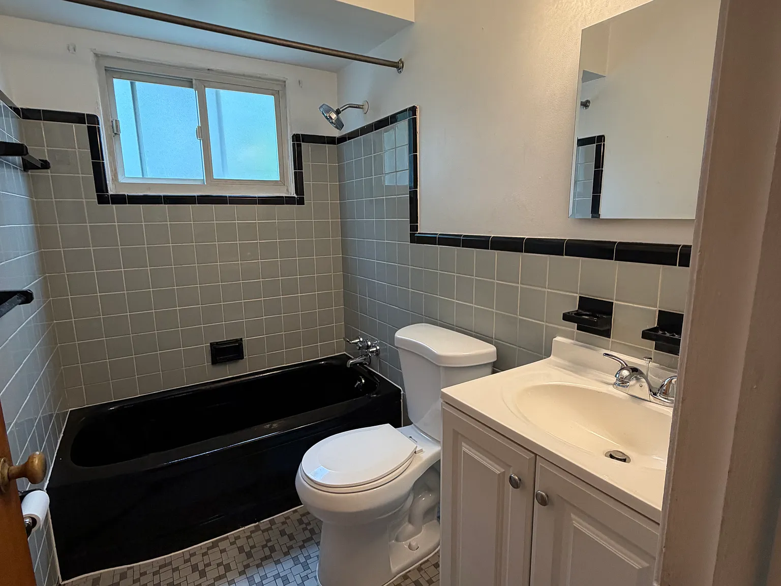3 bed, 936 sqft, $1,300 — Photo 2