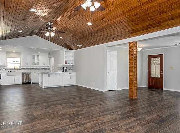 3rd image of 1401 Circle Dr