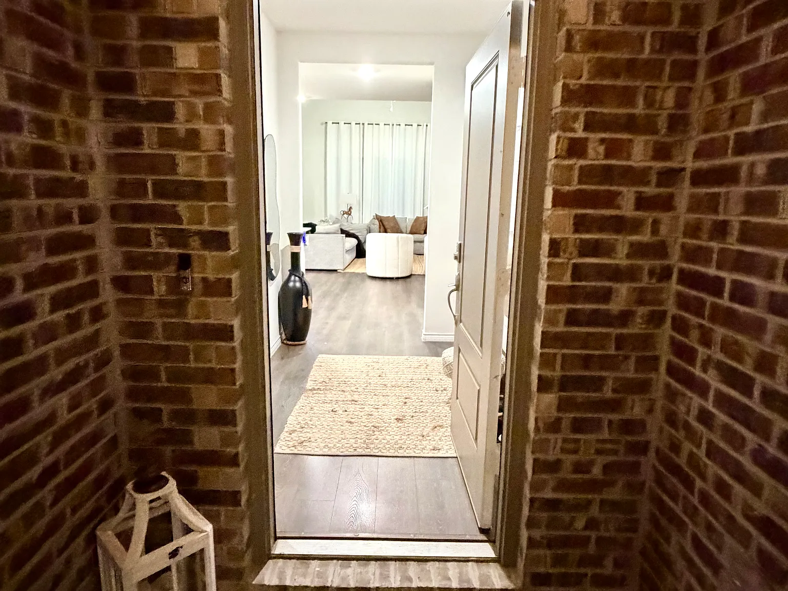 4 bed, 2300 sqft, $2,950 — Photo 4