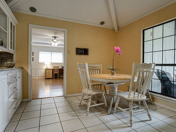 4th image of 4323 Country Brook Dr