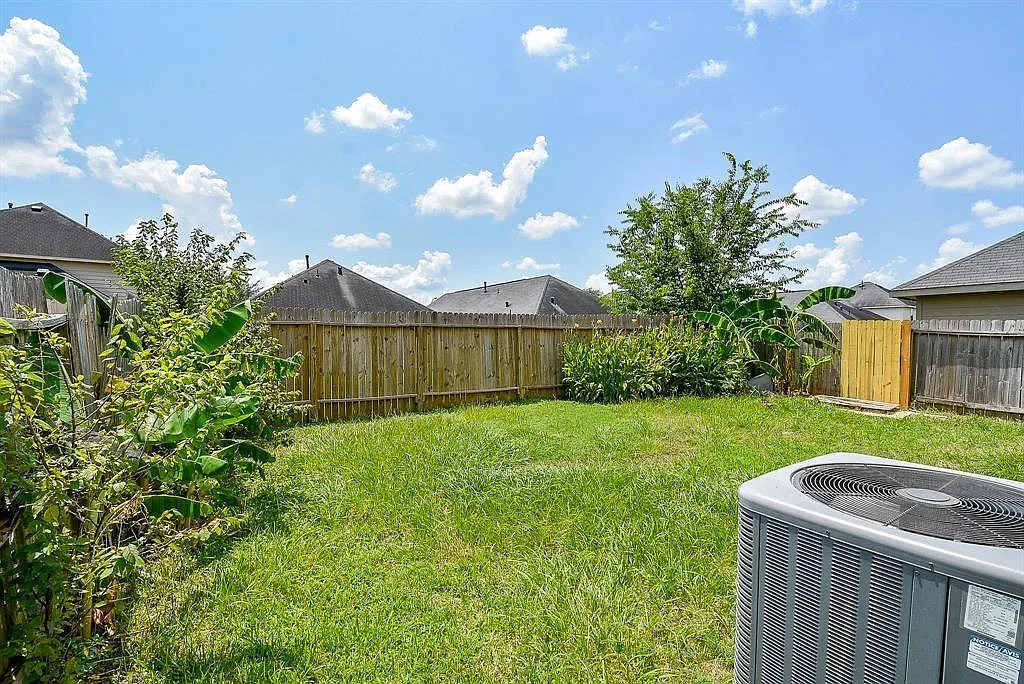 4 bed, 2.5 bath, 2590 sqft, $2,000 — Photo 3