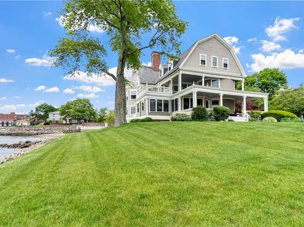 217 Hope St APT 3, Bristol, RI 02809