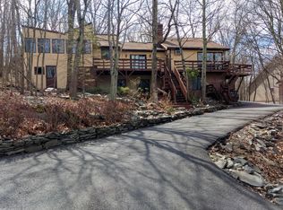 1552 Oak Ln, Bushkill, PA 18324