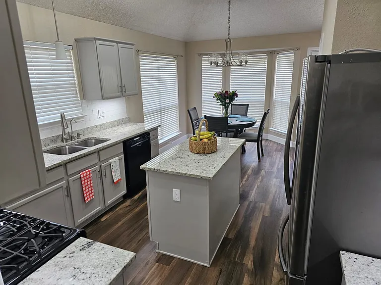 2601 Little Elm Trl — Photo 3