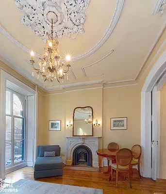 3rd image of 31 Stuyvesant St