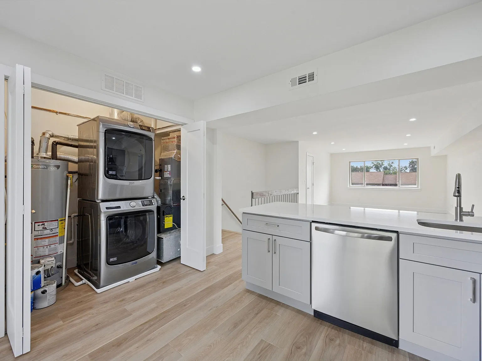 510 Bradley Ct — Photo 2