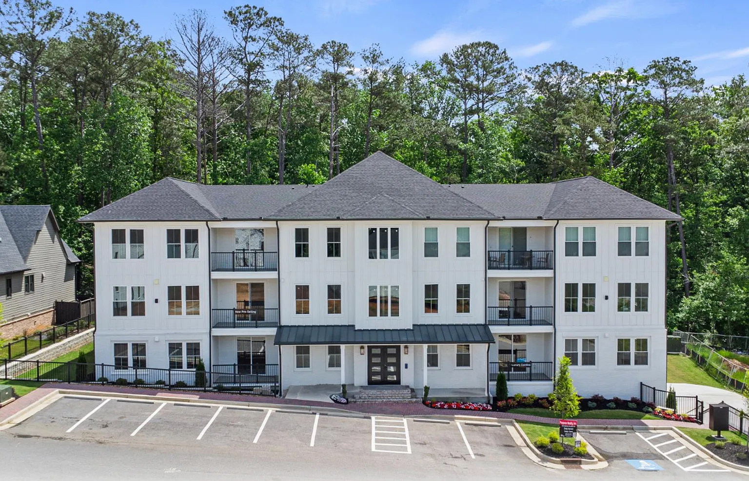 Luxury Living in Peachtree City — Photo 1