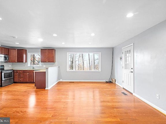 4th image of 202 Mountain Dew Ln