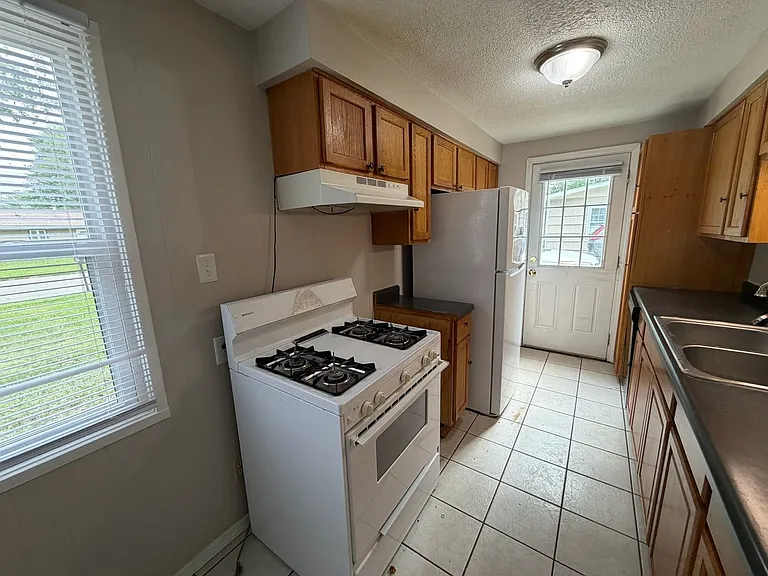 1827 Parkdale Dr — Photo 3