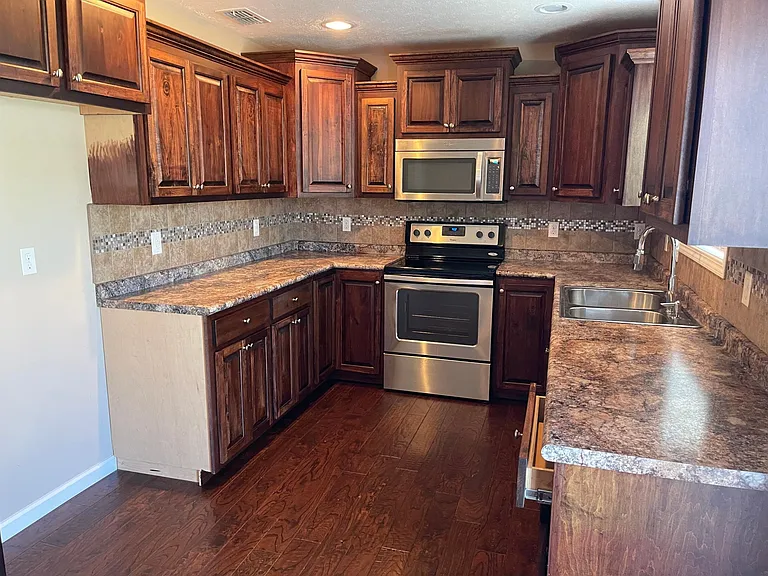 204 Williamsburg Cir — Photo 8