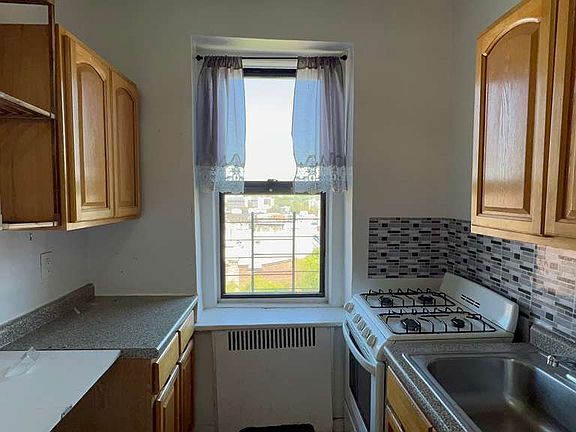 5th image of 1756 Clay Ave #5E