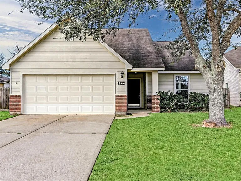7822 W Red Oak Ln — Photo 1
