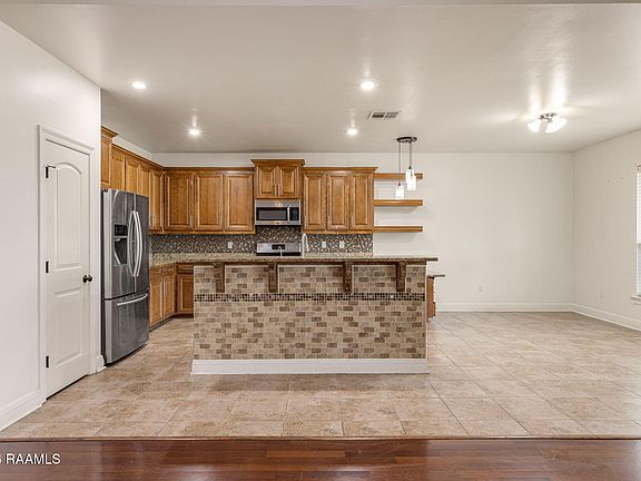 5th image of 225 Woodhaven Rd