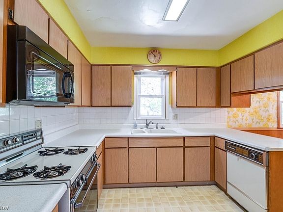 3rd image of 1591 Chapman Dr