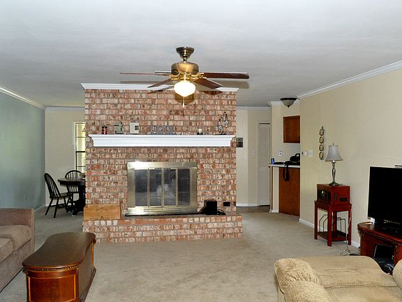 3rd image of 618 Willow Oak St
