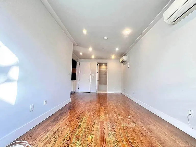 62 E 21st St #1D — Photo 4