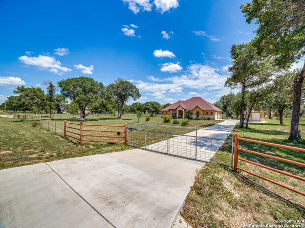 121 W CR 6868, Natalia, TX 78059