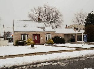 55 Club Ln, Levittown, NY 11756