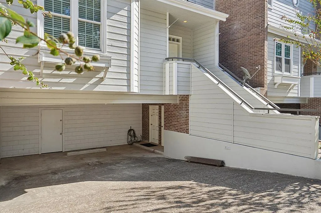2 bed, 2.5 bath, 1412 sqft, $2,200 — Photo 2