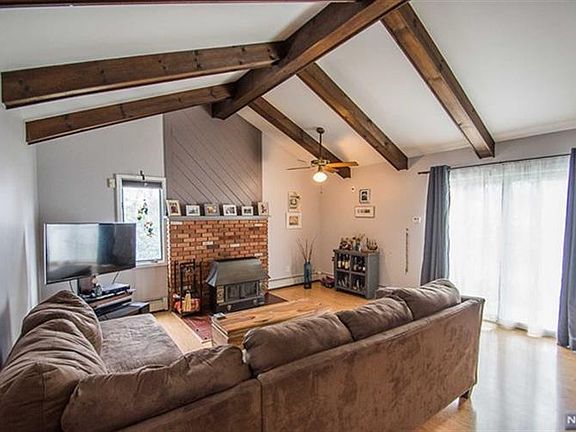 4th image of 8-27 Oak St #1X