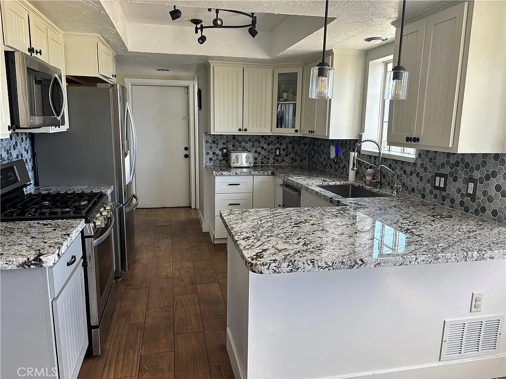 3 bed, 2.5 bath, 2508 sqft, $3,200 — Photo 4
