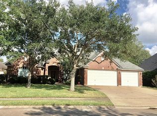 212 Rosemary Ln, Lake Jackson, TX 77566