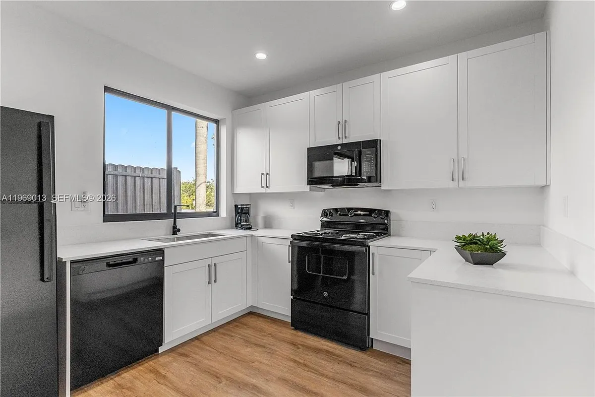 Building Photo - 400 SW 1st St #1