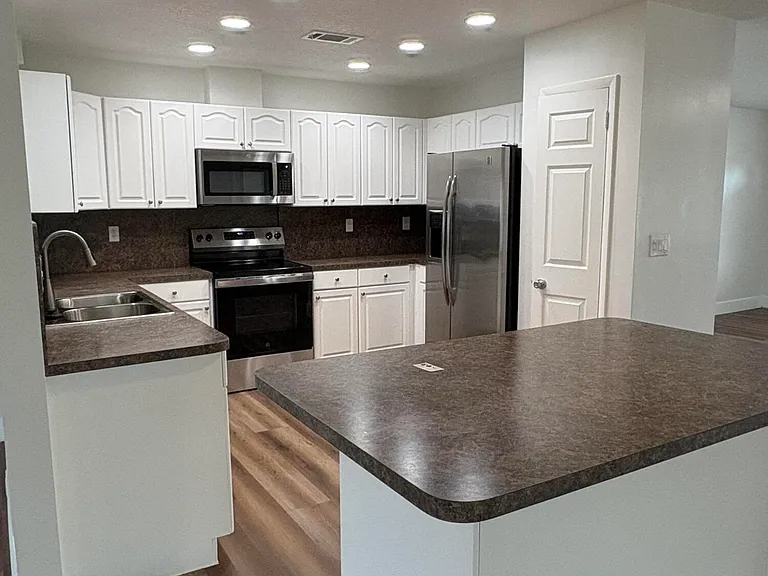 285 NE Floresta Dr — Photo 8