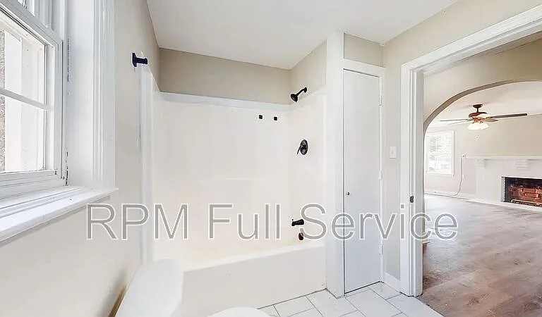 246 E Woodrow St — Photo 13