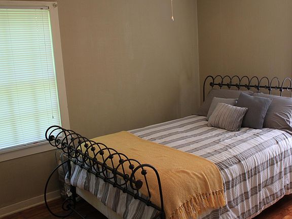 4th image of 406 White Dr