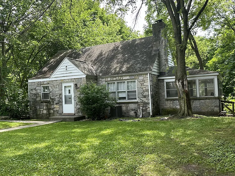 1612 Broadway St — Photo 1