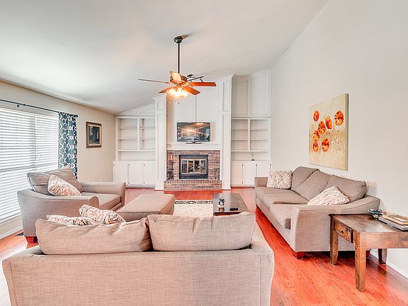 4th image of 300 Sagebrush Pl