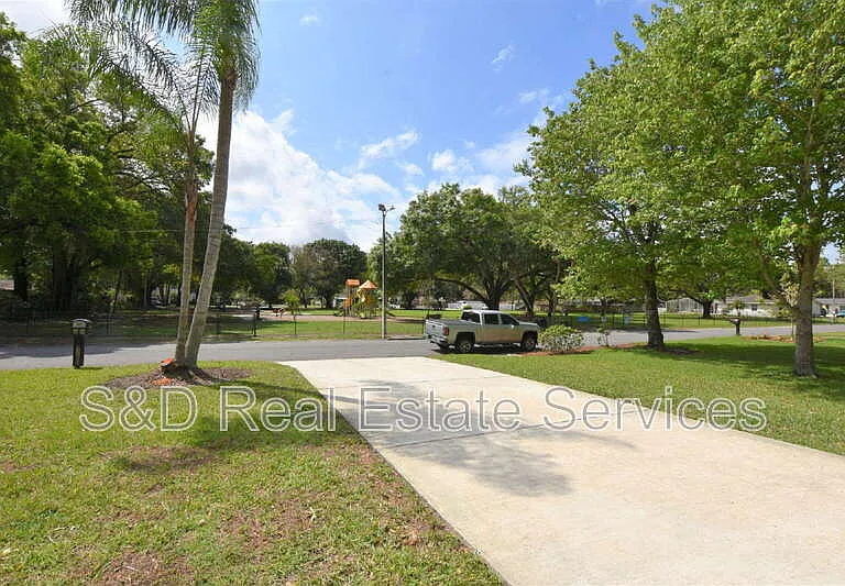 1424 Phyllis St — Photo 23