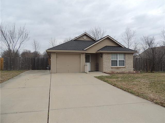 1st image of 512 Willow Dr