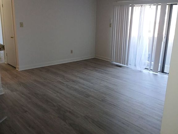3rd image of 215 Stockton Ct