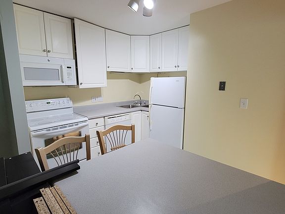 5th image of 1002 Castilian Ct #B-307