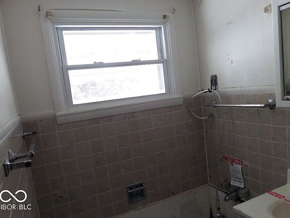 3rd image of 2200 W Memorial Dr